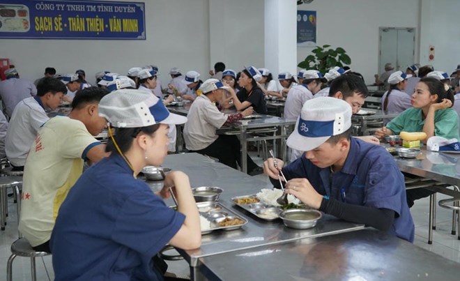 Chăm lo từ bữa ăn ca để xây dựng quan hệ lao động hài hòa