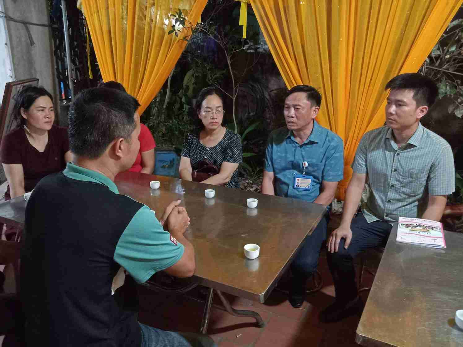 Lãnh đạo xã Nghĩa Trụ thăm hỏi gia đình nạn nhân vụ va chạm tàu ở vịnh Lan Hạ. Ảnh: Xã Nghĩa Trụ