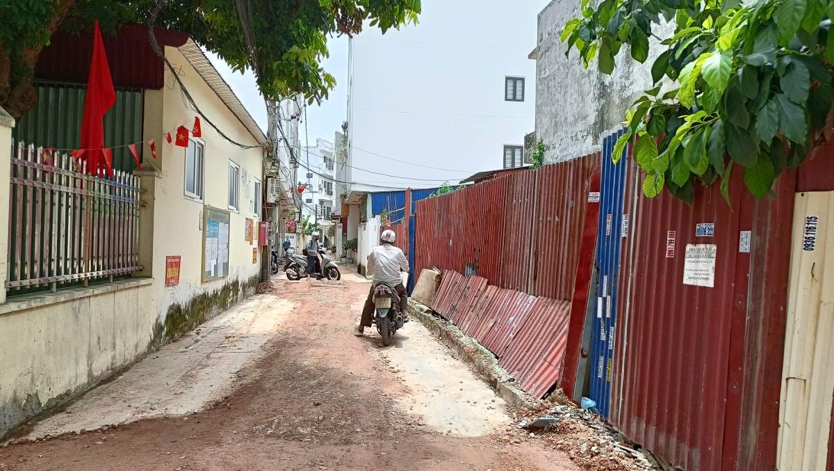 Khu vực ngách 3/522 Ngô Gia Tự đã được trải đất, đá tạm thời để người dân đi lại bớt khó khăn. Ảnh: Mai Dung