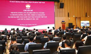 Ủy viên Trung ương Đảng, Ủy viên Ban Thường vụ Đảng ủy MTTQ, các đoàn thể Trung ương, Phó Chủ tịch - Tổng Thư ký Ủy ban Trung ương MTTQ Việt Nam Hà Thị Nga trao đổi chuyên đề 1: Những điểm mới của Nghị quyết Đại hội 11 MTTQ Việt Nam. Ảnh: Mai Dung