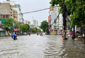 Nhiều tuyến phố trung tâm TP Hải Phòng bị ngập cục bộ sau trận mưa lớn. Ảnh: Hoàng Khôi