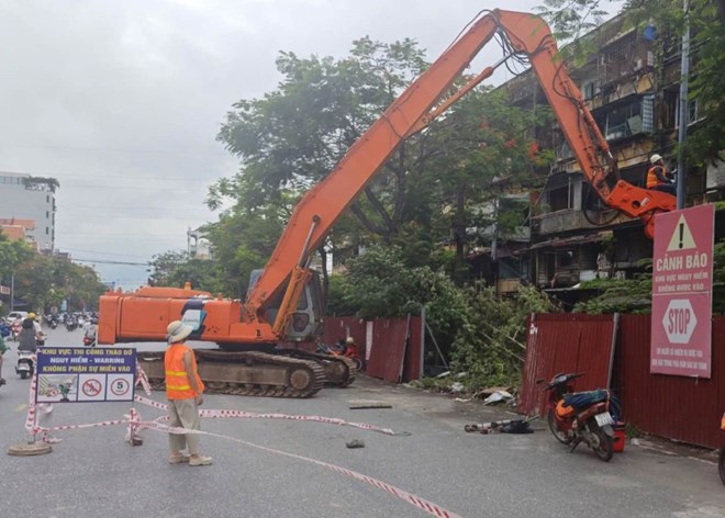 Bắt đầu phá dỡ 2 tòa chung cư nguy hiểm cấp độ D tại Hải Phòng