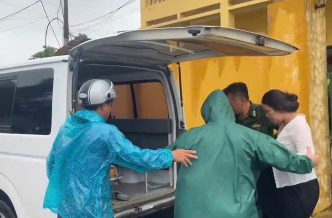 Bộ đội Biên phòng Hải Phòng ứng cứu sản phụ vỡ ối khi bão số 1 cận kề