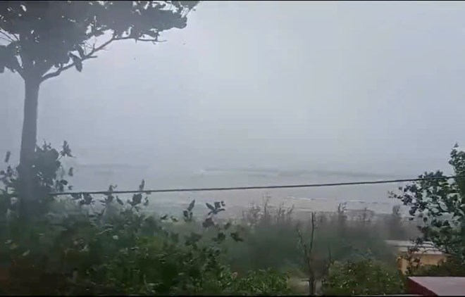 Bão số 1 cách Bạch Long Vĩ 30km gây mưa to, gió lớn