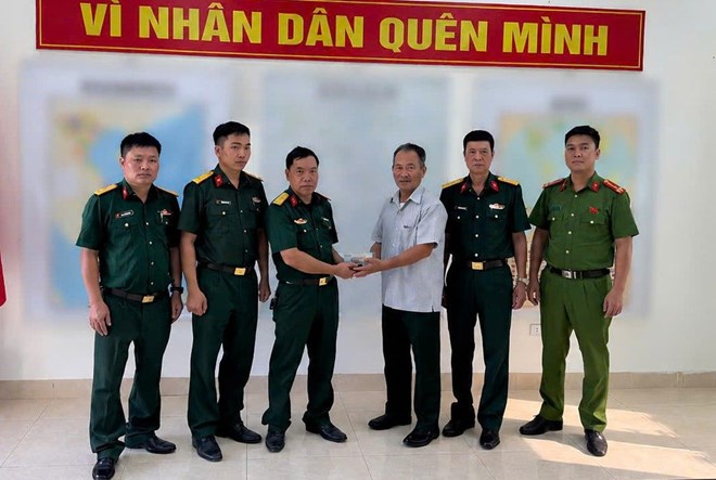 Thiếu tá quân đội ở Hải Phòng nhặt được hơn 219 triệu đồng, trao trả người đánh rơi