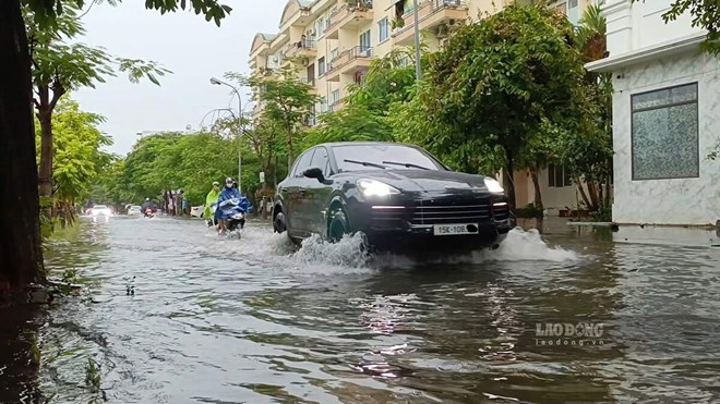 Nhiều tuyến phố Hải Phòng ngập sâu sau trận mưa lớn kéo dài