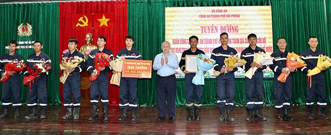 Khen thưởng 10 cán bộ chiến sĩ công an Hải Phòng tham gia cứu nạn tại Venezuela
