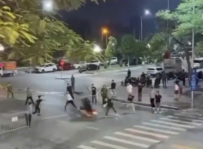Quái xế đầu trần tăng ga bỏ chạy, va quệt rào chắn và cán bộ Công an Hải Phòng