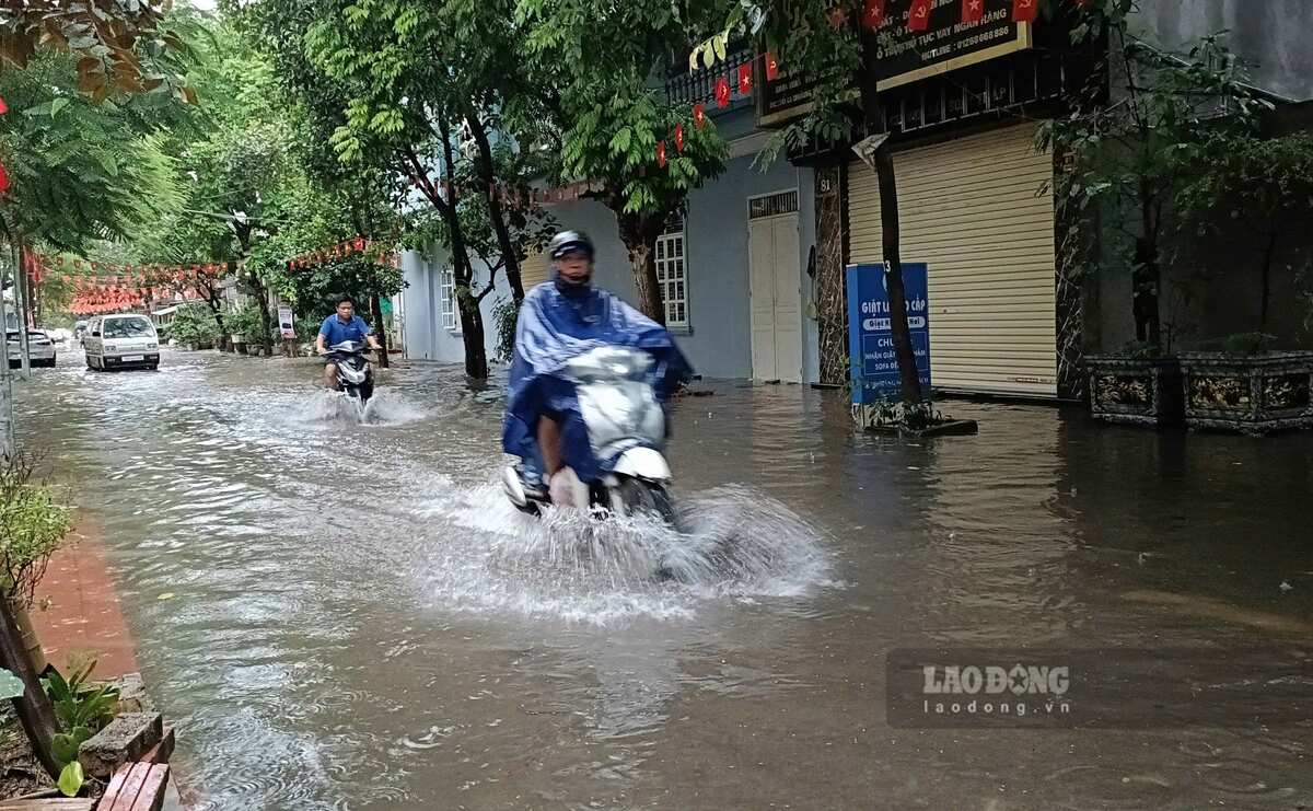 Phố Hoàng Ngọc Phách ngập từ sáng sớm nay. Ảnh: Mai Dung