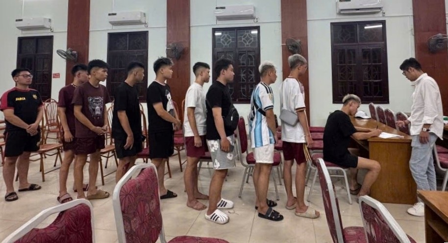 Công an phường Gia viên làm việc với 13 đối tượng. Ảnh: Công an TP Hải Phòng