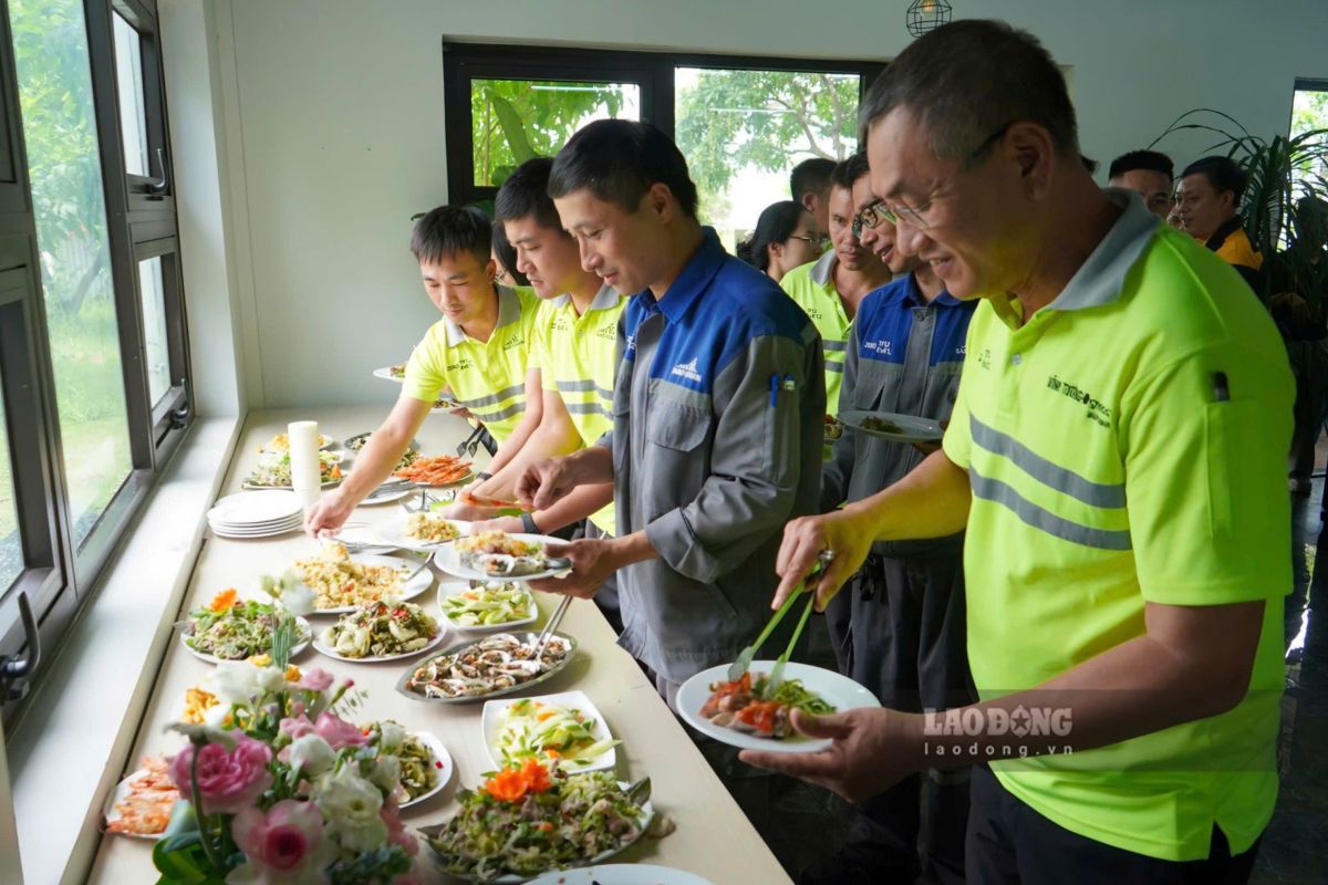 Người lao động thưởng thức Bữa cơm Công đoàn có giá trị thuộc top cao nhất tại Hải Phòng. Ảnh: Mai Dung