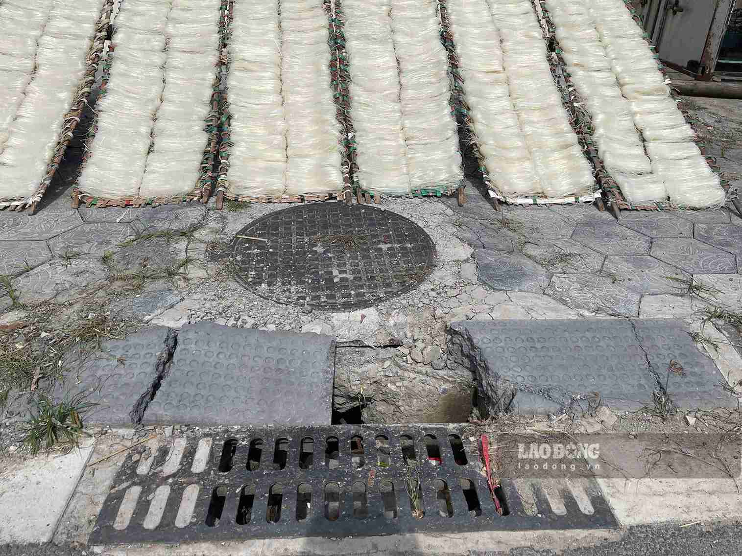 Đá tại miệng thoát nước trên đường Vũ Mạnh Hùng bị nứt sau thời gian xuất hiện tình trạng ô tô đỗ trên vỉa hè. Ảnh: Mai Hương