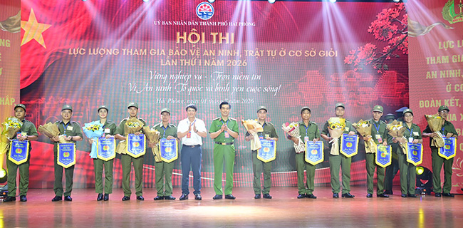 Đại tá Nguyễn Đức Thìn, Phó Giám đốc Công an TP Hải Phòng, Trưởng BTC Hội thi tặng cờ lưu niệm cho các đội tuyển. Ảnh: Công an Hải Phòng