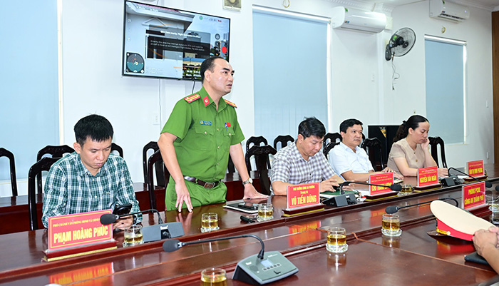 rung tá Vũ Tiến Dũng - Phó trưởng Công an phường Gia Viên báo cáo đề xuất UBND phường về việc sử dụng flycam hỗ trợ. Ảnh: Công an Hải Phòng