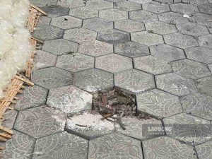 Một số đoạn vỉa hè đường Vũ Mạnh Hùng bị lún, hư hỏng. Ảnh: Mai Hương